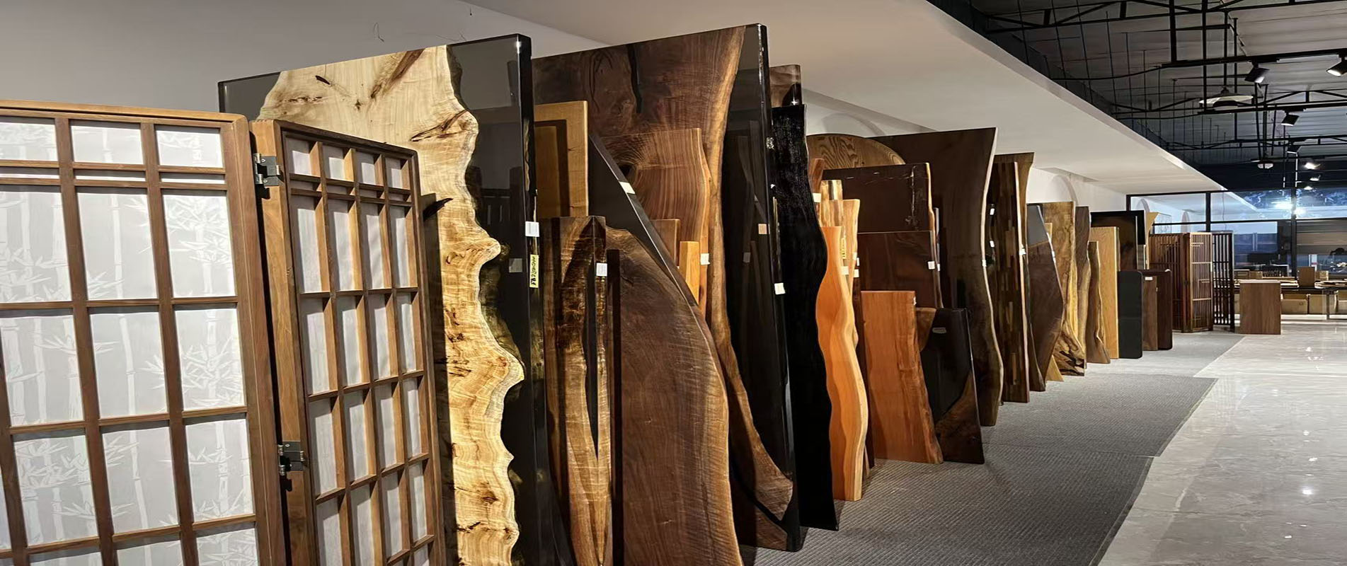 Inventario de mesas de madera maciza con borde natural
