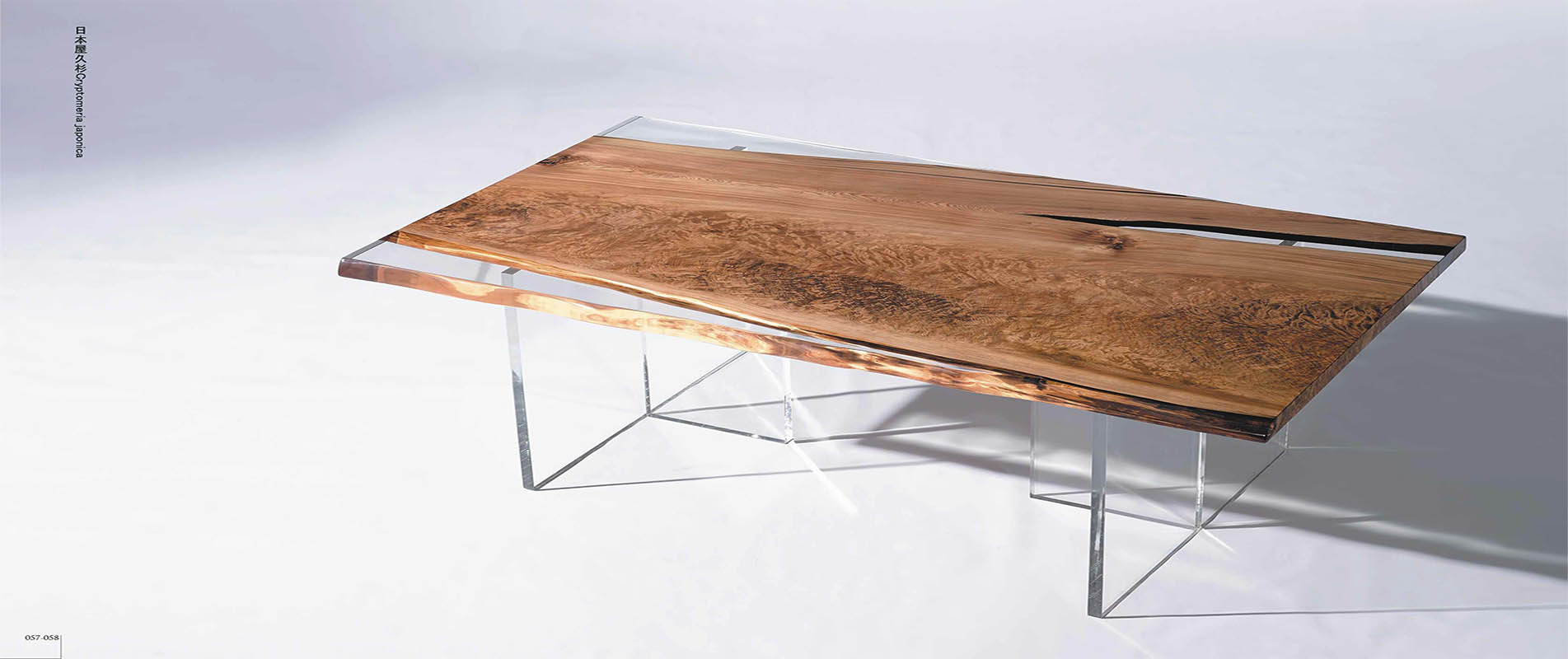 Mesa de madera con borde natural y resina epoxi.