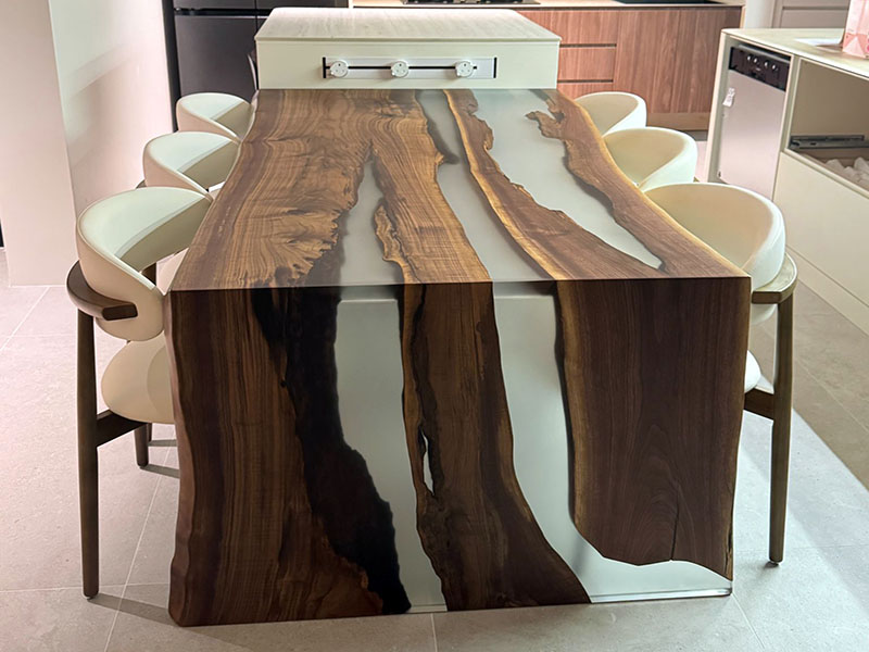 Mesa de río con cascada de resina epoxi y borde natural de nogal americano T2615