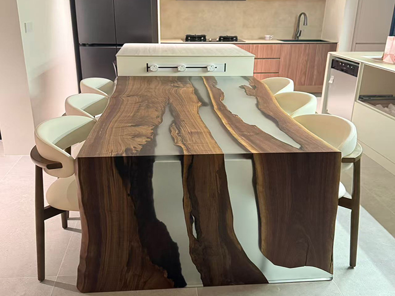 ¿Cómo se procesa la mesa de madera con resina epoxi?