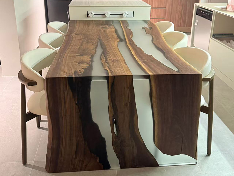 ¿Cómo se procesa la mesa de madera con resina epoxi?